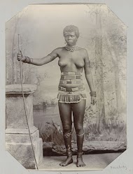 Studioportret van een Zoeloe vrouw met kralengordel