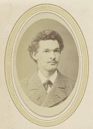 Portret van een jongeman met een snor