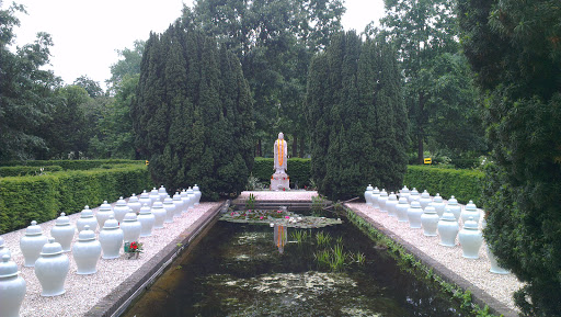 Boeddhistische Vijver met Urnen