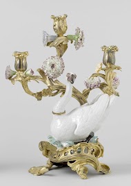 Zwaan van veelkleurig beschilderd porselein, in montuur van brons