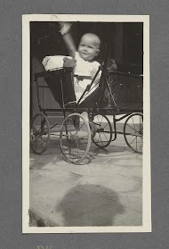 Acht en een halve maand oude baby Klaas Kleiterp in een kinderwagen in Batavia