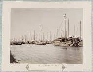 Gezicht op schepen bij Tsukiji bij Tokyo