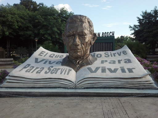 Estatua Plaza Juan Bosch