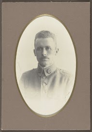 Portret van een man met snor in een militair uniform