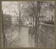 Mensen bekijken vanaf de kade de hoge waterstand van de Seine in Parijs