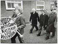 Van Agt op campagne in Volendam