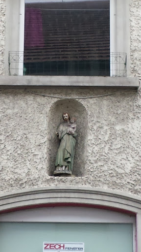 Heiligenstatue Unterm Fenster