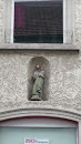 Heiligenstatue Unterm Fenster