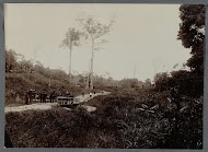 Groep soldaten op een brug