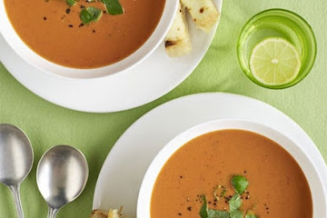 Quick tomato soup with cheesy garlic dippers