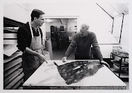 Armando overlegt met een drukker