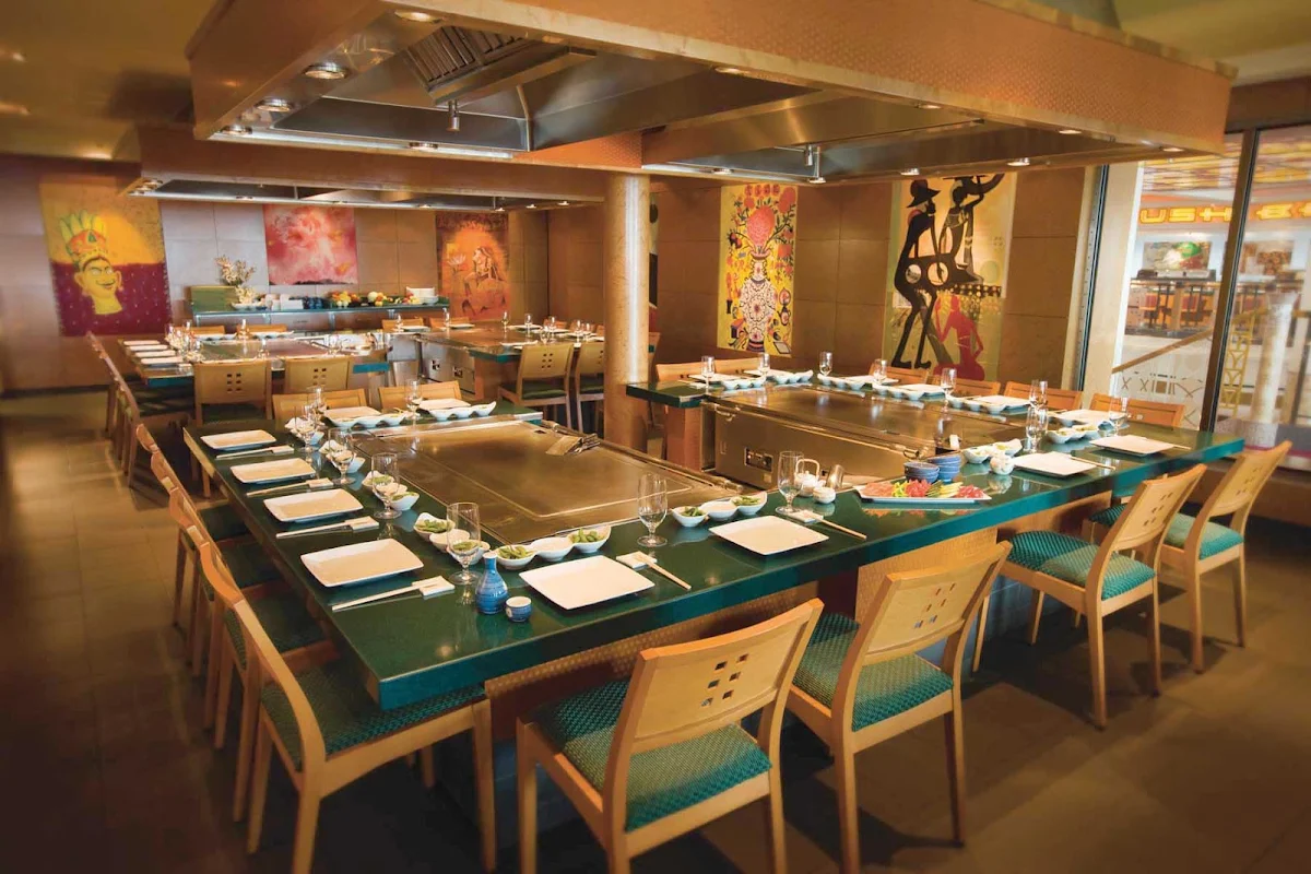 Norwegian-Pearl-dining-Teppanyaki - Children and adults will enjoy the theatrical hibachi cooking and authentic Japanese cuisine at Teppanyaki.