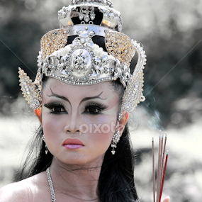 Sri Lang Se by Cak Soeryo - People Portraits of Women