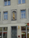 Goldene Frauenstatue