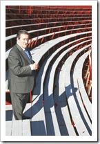 El alcalde, visitando la plaza portátil de Almodóvar del Campo.