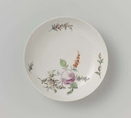 Schotel, veelkleurig beschilderd met bloemboeket en strooibloemen