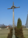Kryžius prie bažnyčios