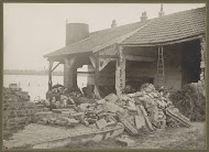 Verwoest gebouw in een overstroomde buitenwijk van Parijs