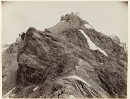 Gezicht op een bergwand, op de top een berghut, vermoedelijk Zugspitze