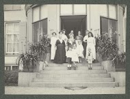 Groepsportret van de familie Kessler op het bordes van Landgoed De Paauw