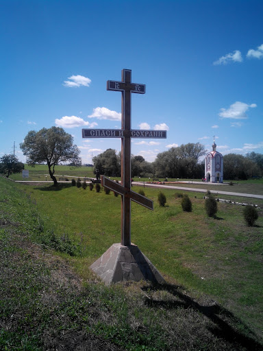 Дорожный крест около мемориала