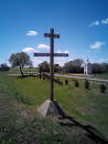Дорожный крест около мемориала