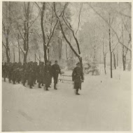 Wehrmachtsoldaten in besneeuwd bos