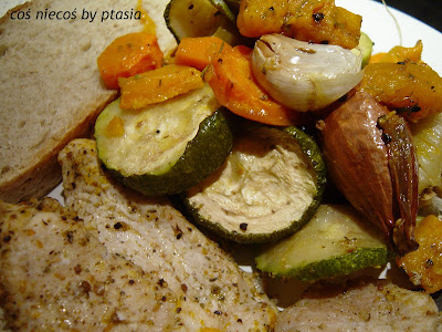 Obiad z brytfanki: pieczone warzywa i sznycle indycze