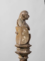 Wapendragende aap van de balustrade uit de Rolzaal in het Hof van Holland, Den Haag