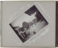 Straatgezicht aan de Willemskade in Soerabaja met karren en voorbijgangers