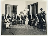 Staatsiefoto van Jhr. Mr. B.C. de Jonge, gouverneur van Nederlands-Indië, en mw. A.C. de Jonge - baronesse van Wassenaer aan Semarang