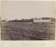 Gezicht op een huis met een ommuurde hof in Qazvin