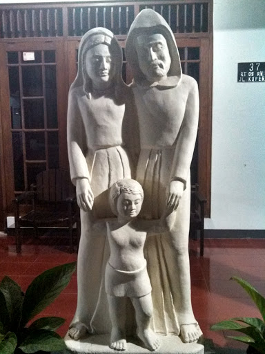 Patung Keluarga Kudus Banteng