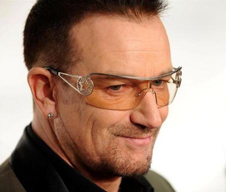 Les lunettes de soleil de Bono, chanteur de U2. | Blickers