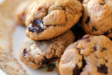 6-ingredient Flourless Peanut Butter Chocolate Chunk Cookies