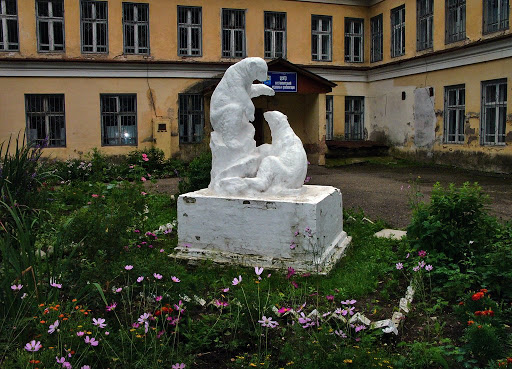 Скульптура белых медведей