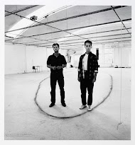 Hans Slemkes en Hans Snoek bij hun project in De Fabriek