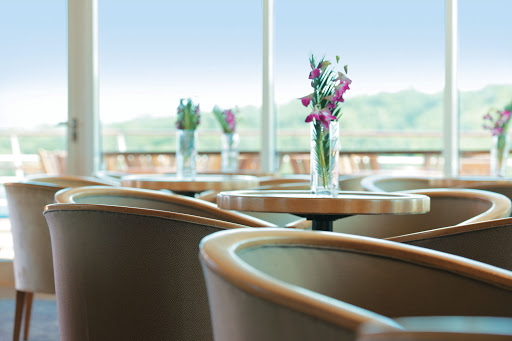 La Palette, atop the Paul Gauguin, serves continental breakfast and afternoon tea.