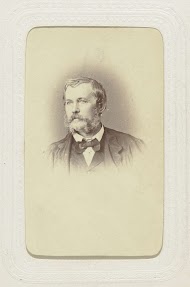 Studioportret van een man met snor en een vlinderdas