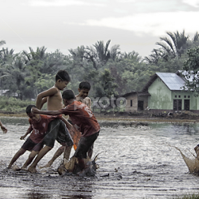 Bermain kubangan by Aswin Kep - Babies & Children Children Candids