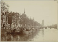 Oudeschans met aan de horizon de Montelbaanstoren, gezien in noordelijke richting vanaf de brug voor de Korte Koningsstraat