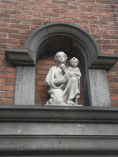 Temse Statue above Door