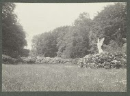 Gezicht op en tuin met beeld van engel