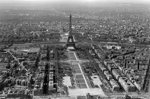 Le Champ de Mars et la Tour Eiffel (VIIème, XVème et XVIème arr.), 1950. Photographie de Roger Henrard