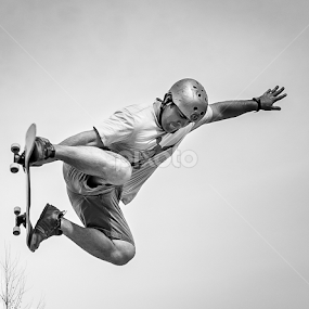 Flying Peter by Jason Green - Sports & Fitness Skateboarding
