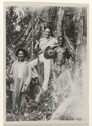 Meneer Guilonard poseert met twee Surinaamse mannen in het binnenland van Suriname