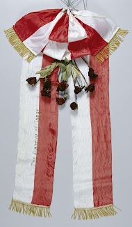 Lint behorende bij de krans voor slachtoffers van het Japanse optreden tijdens de Tweede Wereldoorlog