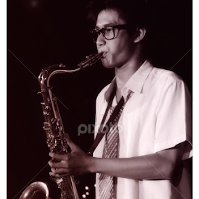http://www.fotografer.net/isi/galeri/lihat.php?id=1441870  sedang latihan mengolah soft focus classic di campur sedigit glow mohon pencerahanya :) by محمد شفيق  فضل الله - People Musicians & Entertainers