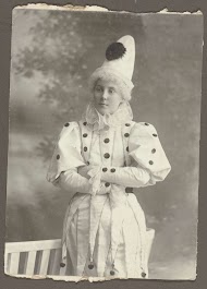 Portret van Tine in een kostuum met stippen