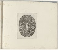 Juno met haar pauw, geflankeerd door twee fantasiewezens met rozenkransen in hun handen